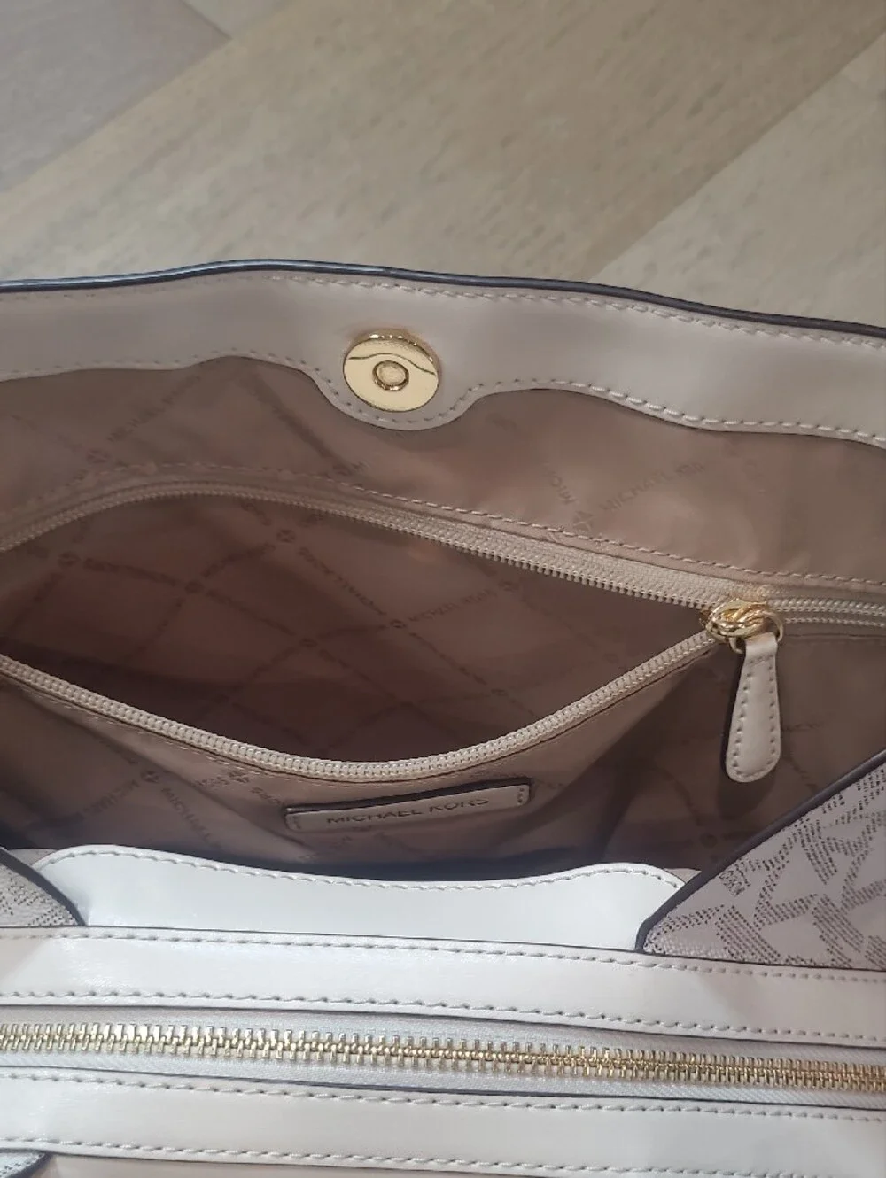 EUC Michael Kors Raven Medium Shoulder Bag Women's Cream Initial Logo Purse